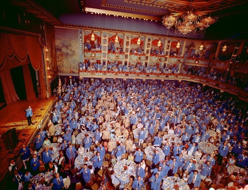 Съезд продавцов пылесосов Electrolux в холле Уолдорф–Астории, 1974 год, Нью–Йорк