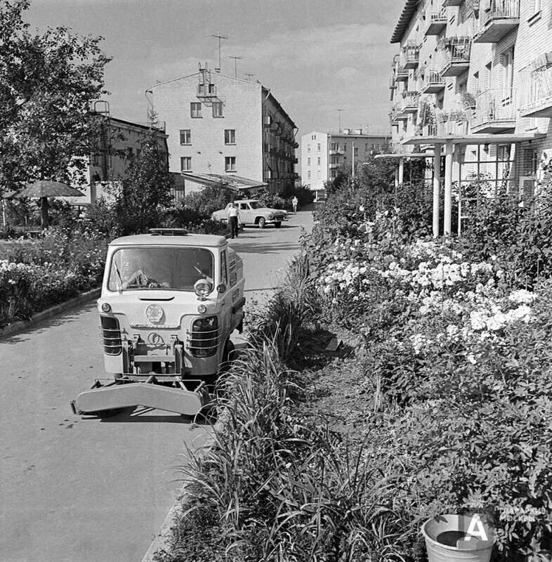 Универсальная уборочная машина ТУМ-975 на одной из улиц в 9-м квартале Новых Черёмушек. Москва, 1964 год