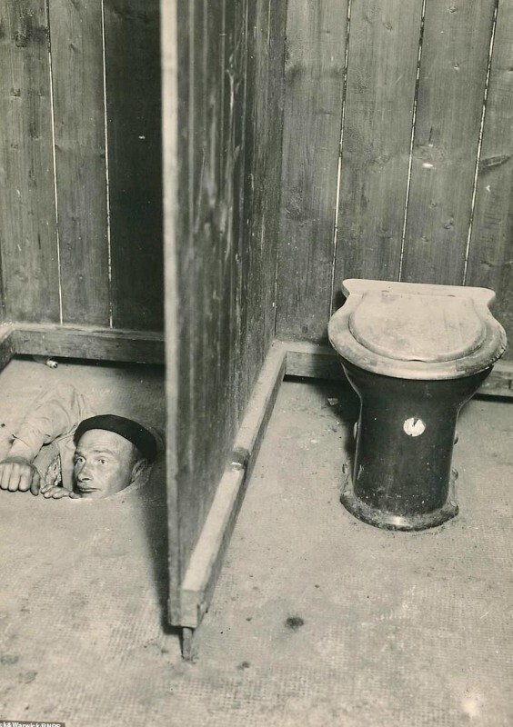 Военнопленный союзников пойманный при попытке бегства через канализацию. Тюремный лагерь Кольдиц в Лейпциге, Германия, 1943 год.