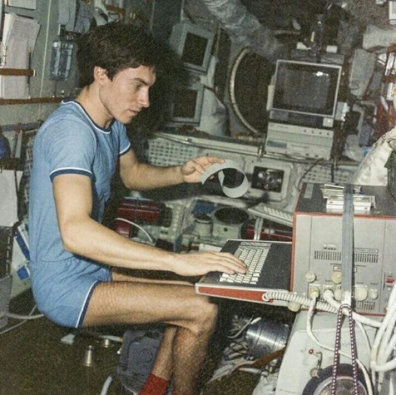 Советский космонавт Сергей Крикалев на станции во время распада Советского Союза в 1991 году.
