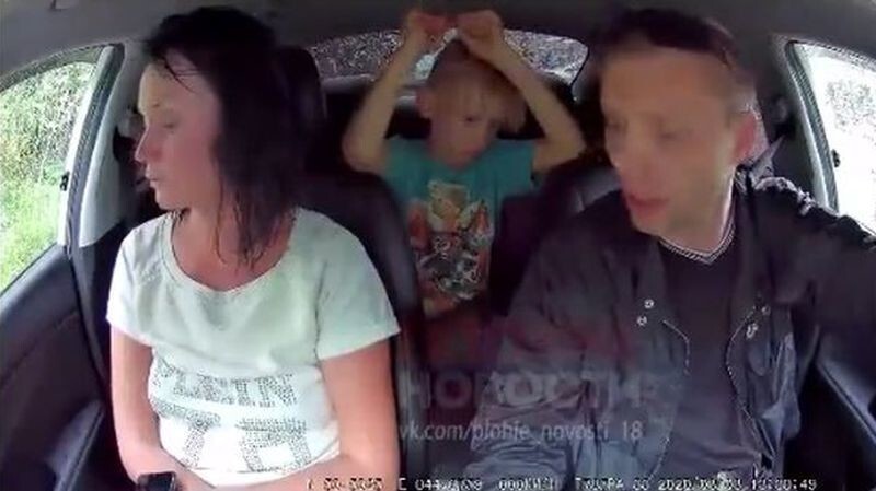 "Вези меня!": пьяная яжмать залезла в машину такси с двумя детьми
