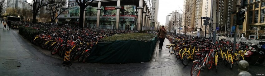 Небольшая площадочка для отстоя арендных велосипедов в Пекине