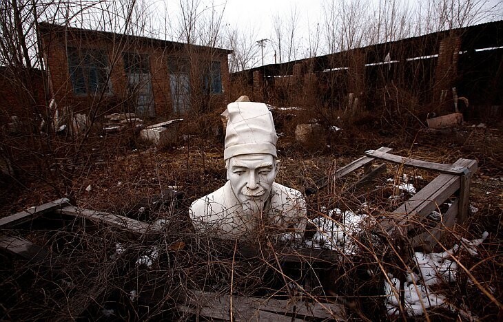 Заброшенная фабрика в 240 км к юго-западу от Пекина. (Фото David Gray | Reuters):
