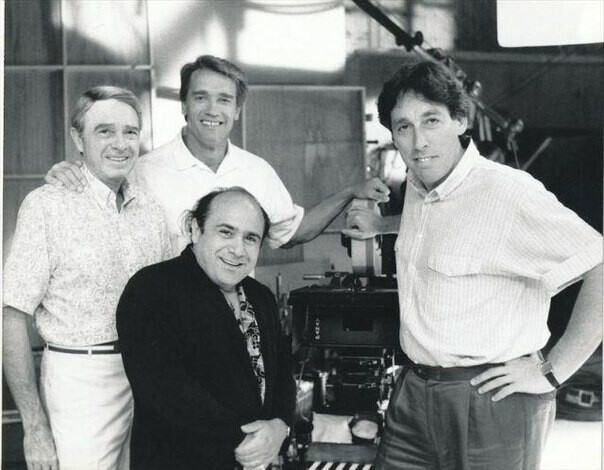 Айвен Райтман,Арнольд Шварценеггер и Дэнни ДеВито на съёмочной площадке фильма «Близнецы», 1988 год