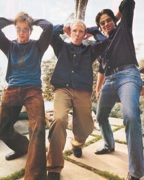 Брэд Питт,Гай Ричи и Бенисио Дель Торо на съёмочной площадке фильма «Большой куш», 2000 год