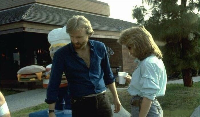 Джеймс Кэмерон и Линда Хэмилтон на съёмочной площадке фильма «Терминатор», 1984 год