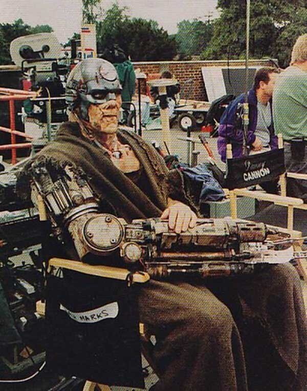 Кристофер Адамсон на съёмках фильма «Судья Дредд», 1995 год