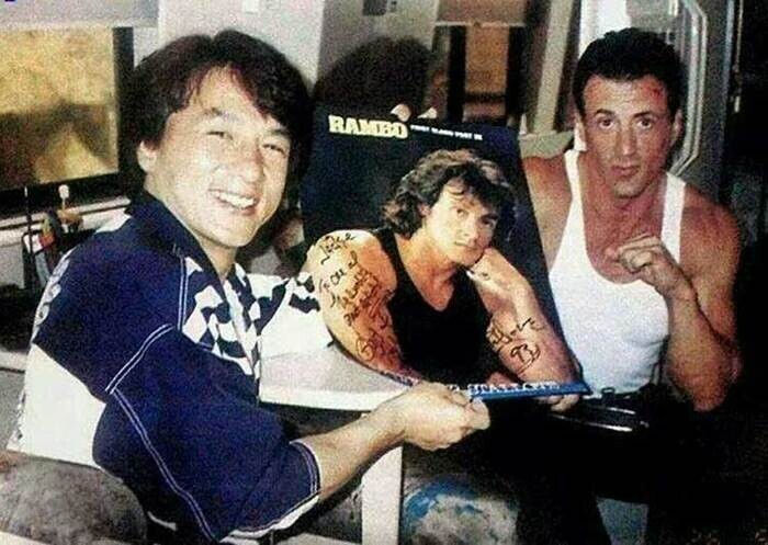 Джеки Чан берёт автограф у Сильвестра Сталлоне на съёмках фильма «Разрушитель», 1993 год