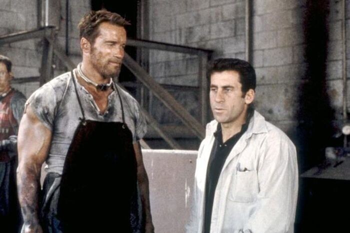 Режиссер Пол Майкл Глейзер и Арнольд Шварценеггер на съёмках фильма «Бегущий человек», 1987 год