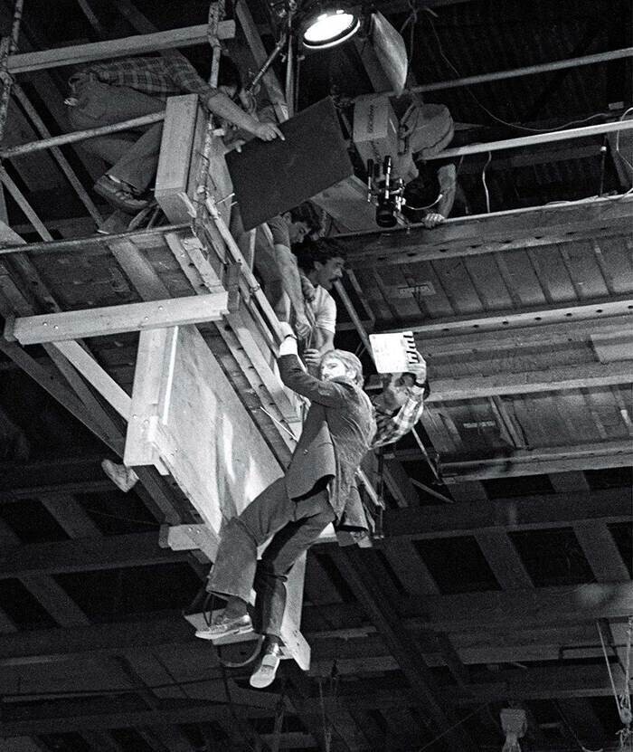 Алан Рикман снимается в сцене смерти Ханса Грубера для «Крепкого орешка», 1988 год