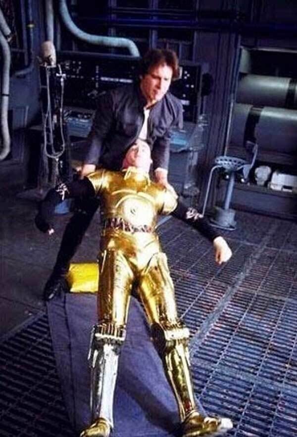 Харрисон Форд помогает Энтони Дэниелсу подняться после перерыва на съемках «Империя наносит ответный удар», 1980 год