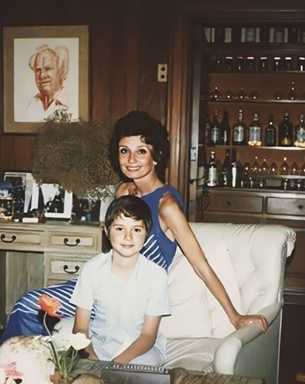 Одри с сыном Лукой в доме Конни Уолд, Беверли-Хиллз, приблизительно 1978 год.