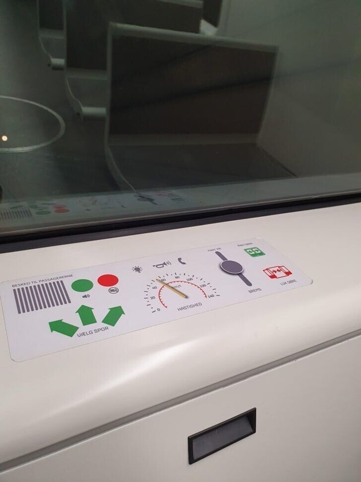 В автоматическом метро Копенгагена в вагонах есть такие наклейки для имитации пульта управления. Они для детей – пусть играют в машиниста.