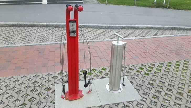 Специальная стойка со всеми необходимыми инструментами для ремонта велосипеда в Норвегии