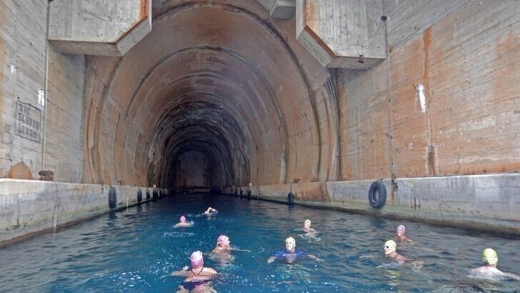 На хорватском острове Вис есть старый туннель с вышкой, переделанные под уникальную купальню