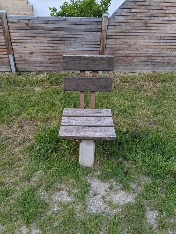 Общественная скамейка для одного в Нидерландах! Соблюдайте дистанцию, ковид не дремлет!