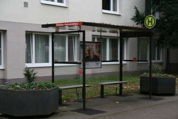 В Германии возле психбольниц ставят фальшивые автобусные остановки – сбежавшие пациенты инстинктивно идут туда, чтобы уехать домой, что упрощает их поимку