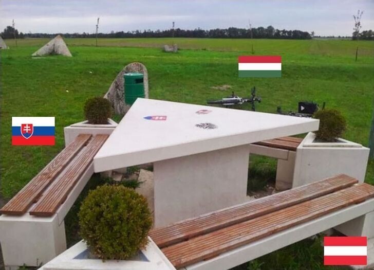 Место пересечения границ Австрии, Словакии и Венгрии отмечено символичным столом для переговоров