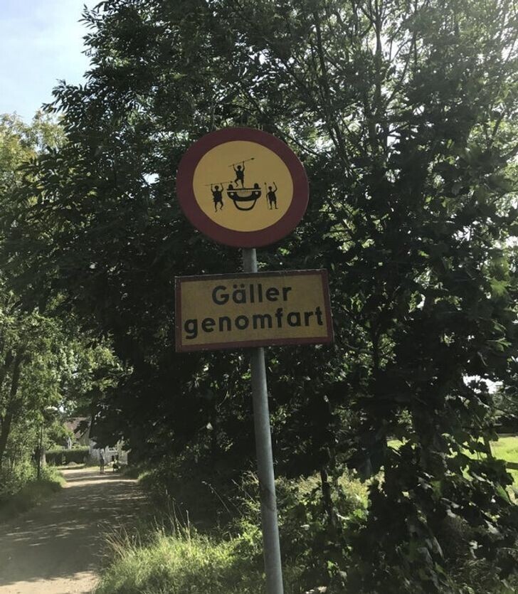 Шведский юмор в виде специальных знаков для запрета проезда автомобилей