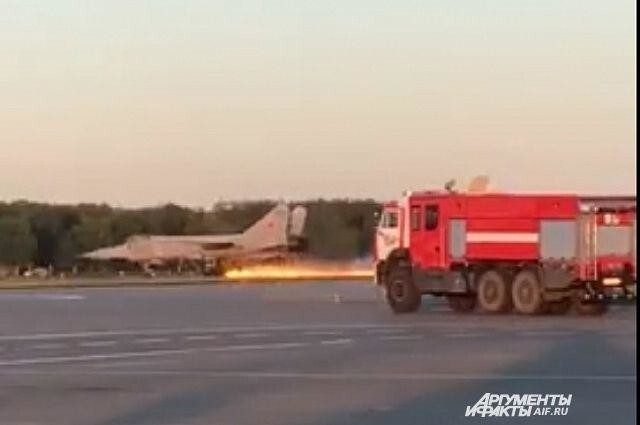 Посадка истребителя Миг-31 со сломанным шасси попала на видео