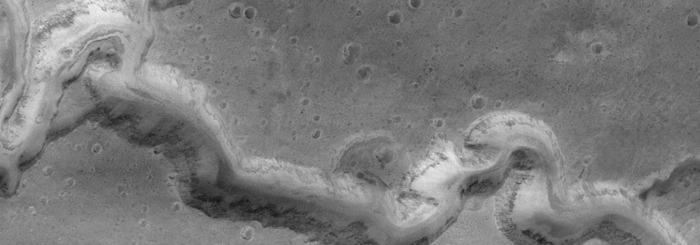 Изгибы русла возникают только в конце медленно текущих рек, и это встречается на Марсе. Хотя многие канальные особенности Марса происходят из ледникового прошлого, существует достаточно свидетельств истории жидкой воды на поверхности, например, этого