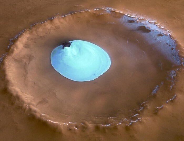 По всему Марсу появляются сезонные замерзшие озера, свидетельствующие о наличии (не жидкой) воды на поверхности. Это лишь некоторые из множества свидетельств, указывающих на водянистое прошлое на Марсе