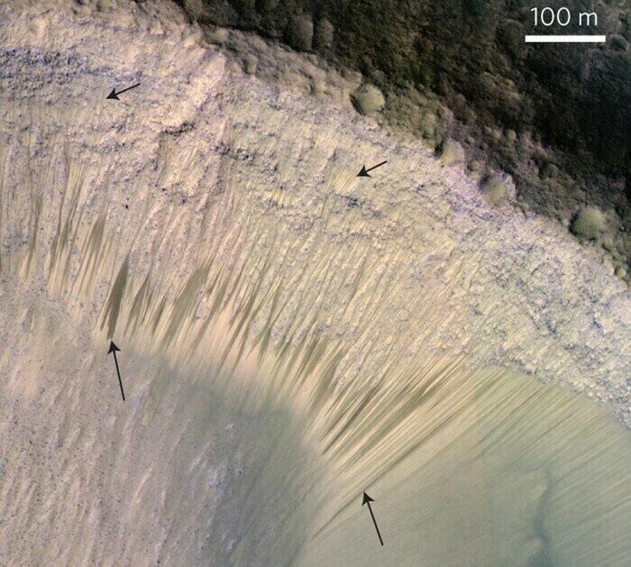 Повторяющиеся линии склона, подобные этой на южном склоне кратера на дне Мелас Хасма, увеличиваются с течением времени, а затем исчезают, когда марсианский пейзаж заполняет их пылью. Как известно, это может быть вызвано течением соленой жидкой воды