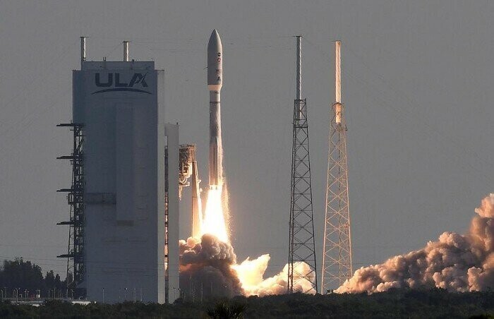 Ракета Atlas V с марсоходом НАСА Perseverance запускается с площадки 41 на станции ВВС на мысе Канаверал. Миссия Mars 2020 планирует высадить марсоход Perseverance на Красной планете в феврале 2021 года, где он будет искать признаки древней жизни