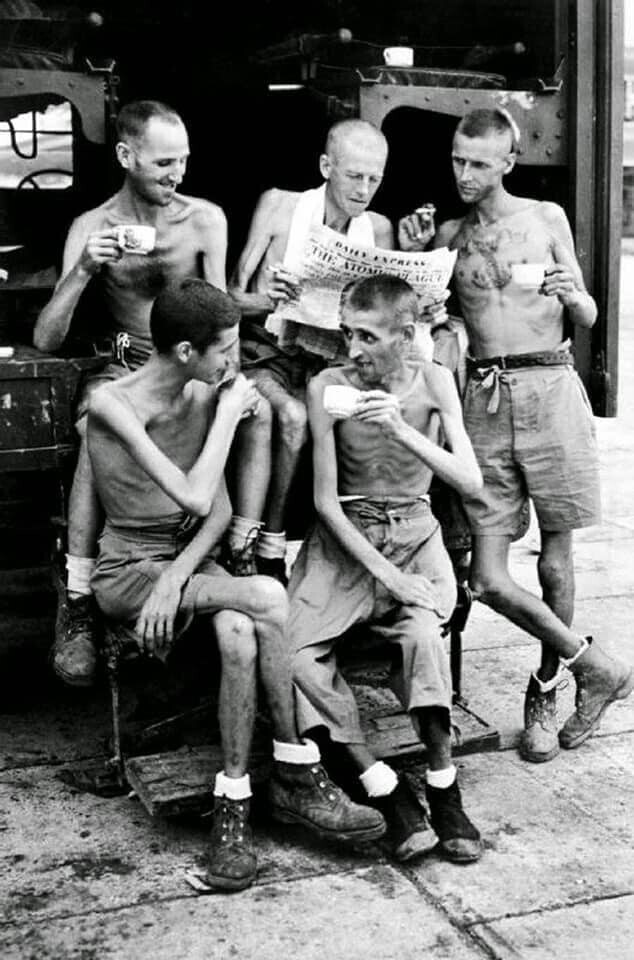 Пятеро австралийских солдат только что освобожденных из японского лагеря в Сингапуре 1945