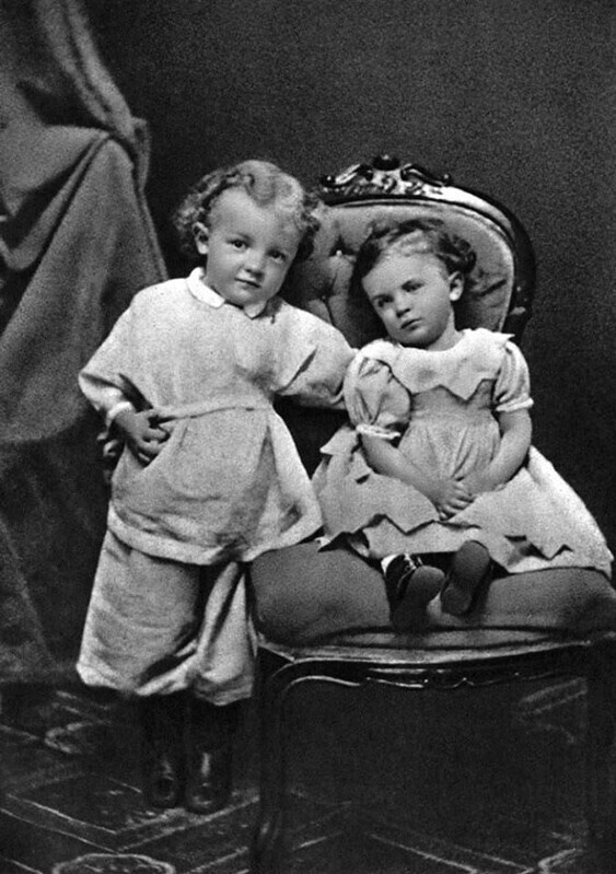 Владимир Ульянов в возрасте 4 лет со своей сестрой Ольгой. Симбирск, 1874 год.