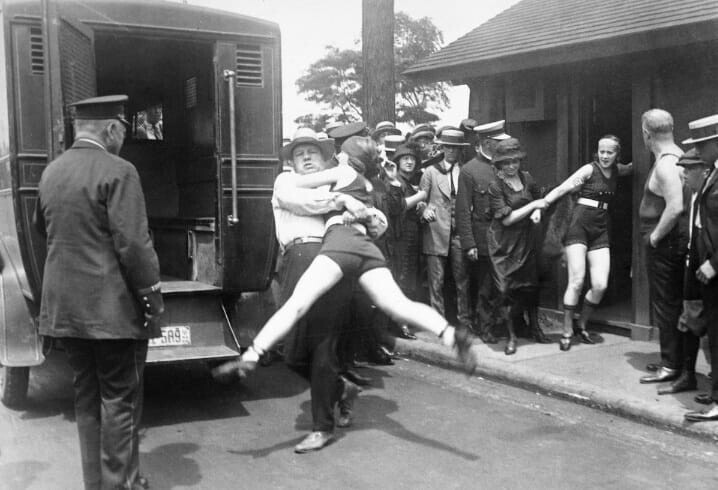 Арест женщин, нарушивших указ, который запрещает ношение "укороченных купальников" на пляжах Чикаго. 1922 год.