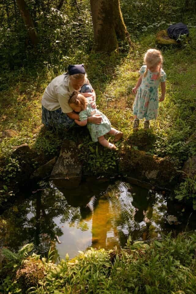 Мим с дочерьми на источнике крещения, Саннерц, Германия.