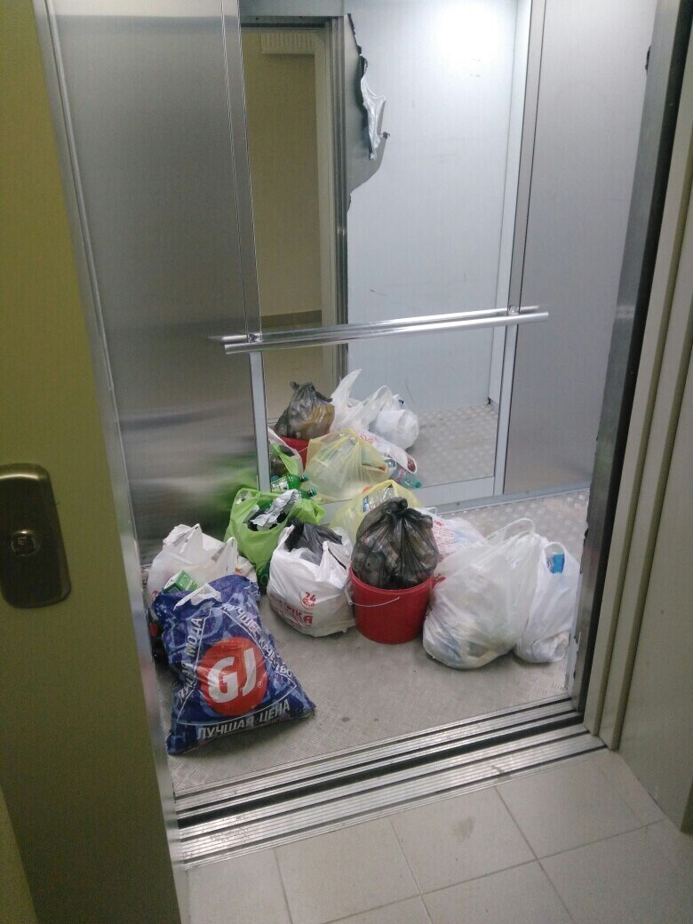 15. Бесят люди, которые оставляют мусор в лифте специально, чтобы за них вынесли