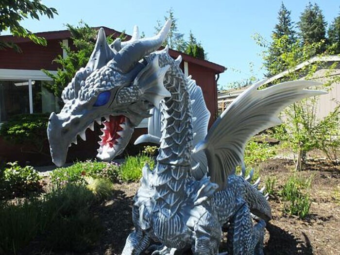 Огромный механический дракон - небанальное украшение двора