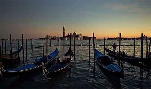 Венеция построена на деревянных сваях, самым старым из которых более 1000 лет. Погружённые в воду сваи не сгнили, а наоборот, пропитались минералами из морской воды и окаменели.