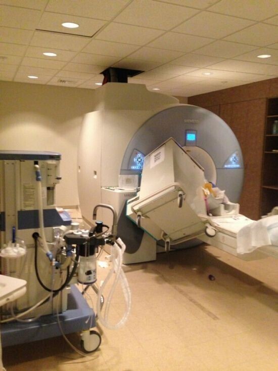 А вот что случается, когда кто-то забывает, что аппарат МРТ представляет собой гигантский магнит!