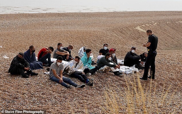 Мигранты штурмуют Британию
