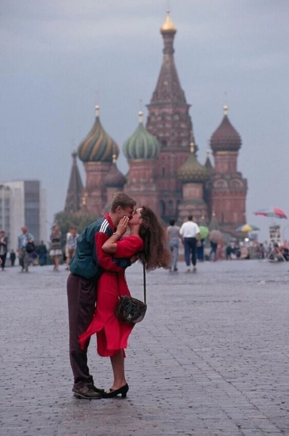 Влюбленная пара на Красной площади, Москва, 1996 год