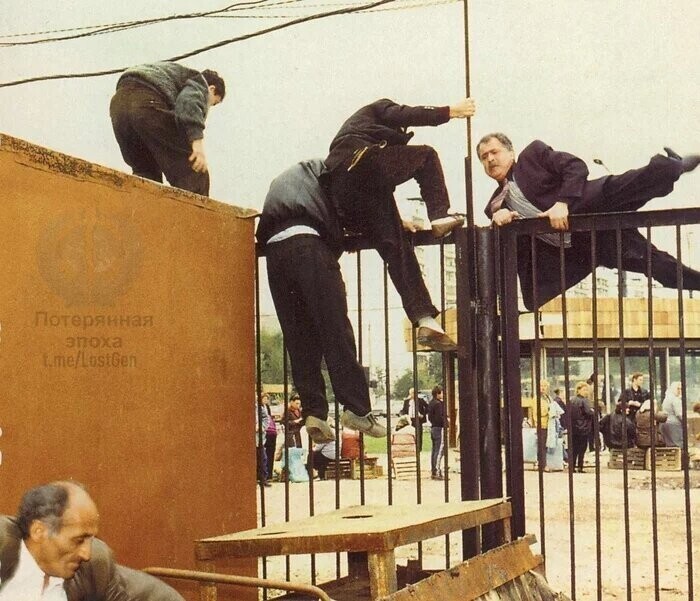 Нечистые на руку чурки торговцы одного из столичных рынков показывают чудеса акробатики во время операции проводимой московским ОМОНом, 1995 год