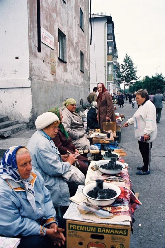 «Маленький стакан три рубля, большой пять» Бабушки торгуют семечками на стихийном рынке, Поронайск (Сахалинская область), 24 июля, 1998 года