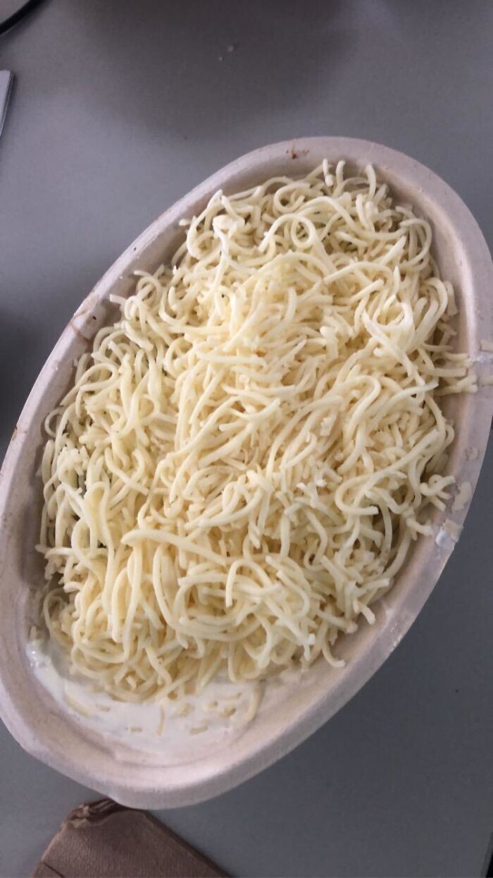 23. "Это не спагетти. Это дополнительная порция сыра!"