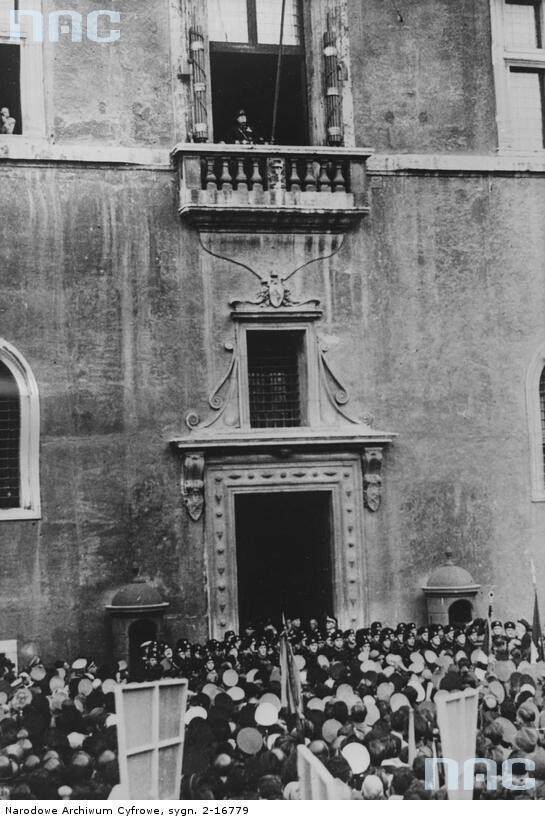 Бенито Муссолини выступает с балкона Палаццо Венециа в Риме