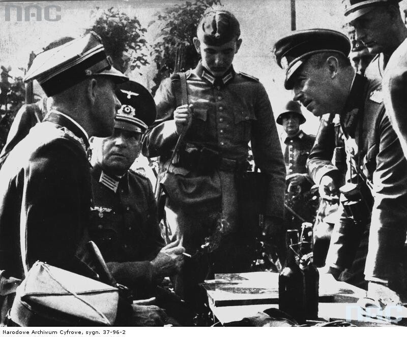 Генерал Фридрих Эберхардт принимает капитуляцию у майора Хенрика Сухарского. Данциг. 1939