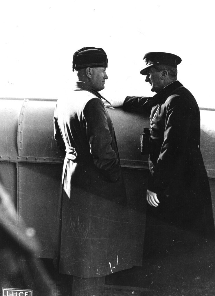 Регент Венгерского королевства Миклош Хорти и итальянский диктатор Бенито Муссолини за беседой.