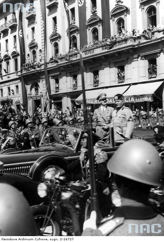 Адольф Гитлер и Бенито Муссолини в автомобиле. Население Флоренции приветствует лидеров двух стран.10.06. 1940