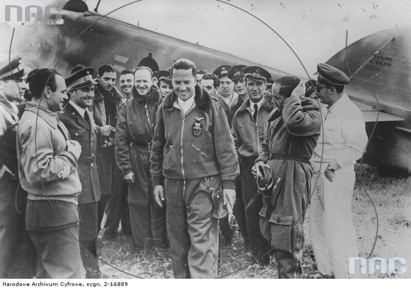 Галеаццо Чиано (на переднем плане в центре), сыновья Бенито Муссолини и итальянская летчики после возвращения из греческого фронта военных действий
