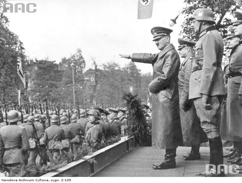 Адольф Гитлер принимает парад войск на Уяздовских аллеях в Варшаве. На фотографии: Генерал Гюнтер фон Клюге (второй слева) и генерал Максимилиан фон Вейхс 2 октября 1939 года