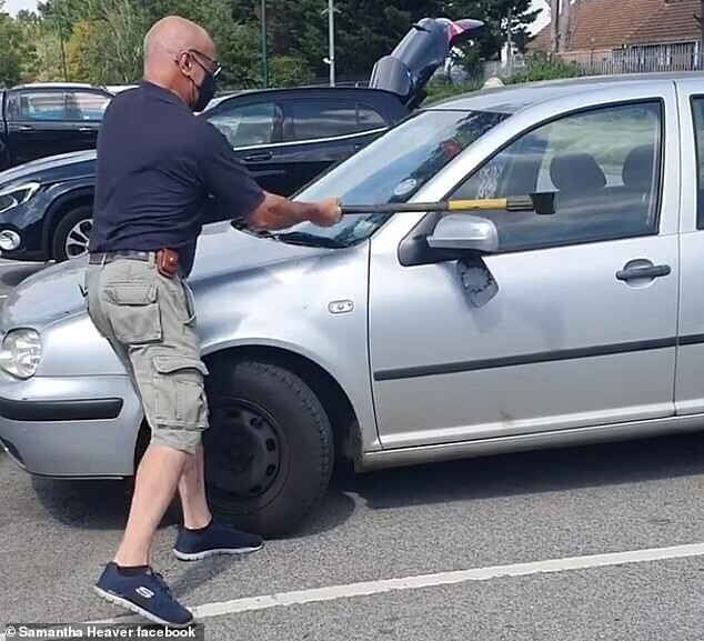 Мужчина разбил чужую машину ради спасения собаки