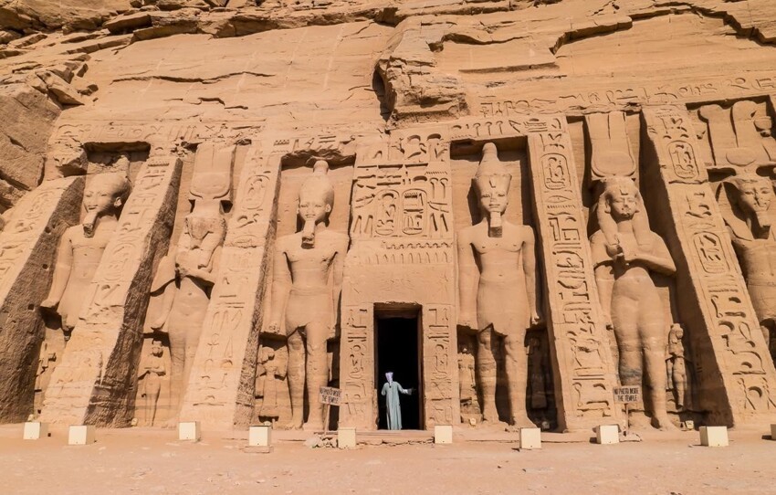 Человек и египетские статуи