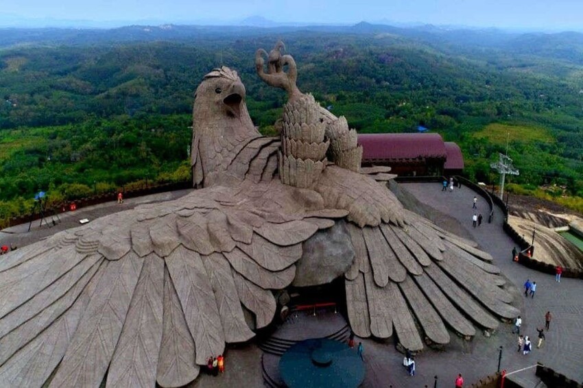 Орёл от Ражива Анчала, Керала. Самая большая скульптура птицы в мире.